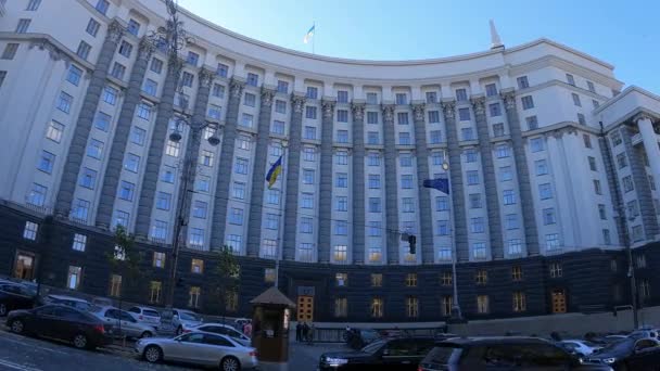 Le bâtiment du gouvernement de l'Ukraine à Kiev en automne — Video