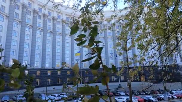 Budova ukrajinské vlády v Kyjevě na podzim — Stock video