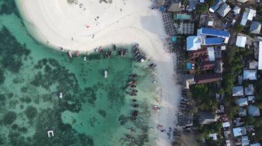 Tanzanya 'nın Zanzibar adasındaki kumsalın havadan görünüşü