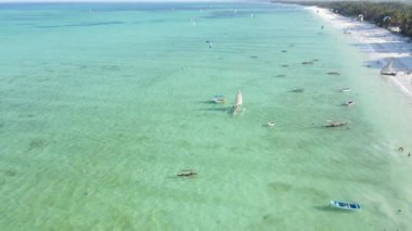 Tanzanya 'nın Zanzibar adasındaki kumsalın havadan görünüşü