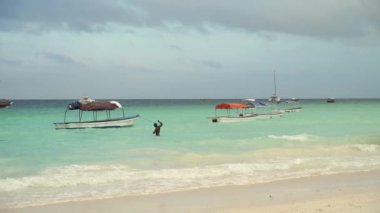 Tanzanya, Zanzibar 'daki Nungwi kıyısında okyanusta tekneler.