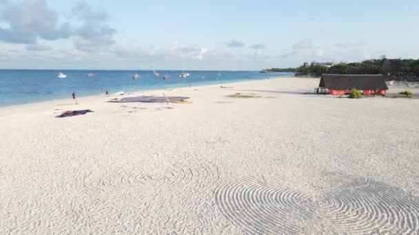 Vista aérea da praia na ilha de Zanzibar, na Tanzânia — Vídeo de Stock