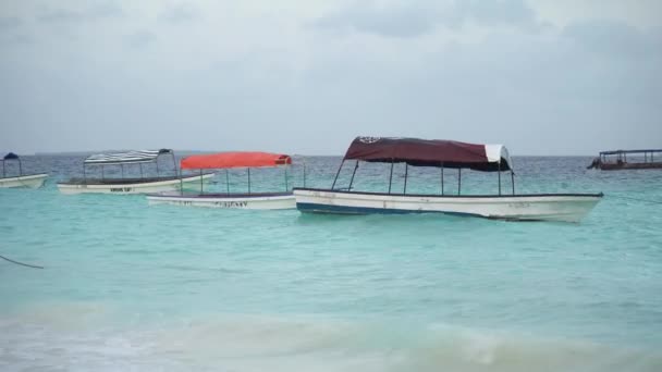 Barche nell'oceano vicino alla costa di Nungwi a Zanzibar, Tanzania — Video Stock