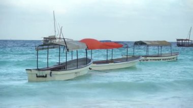 Tanzanya, Zanzibar 'daki Nungwi kıyısında okyanusta tekneler.