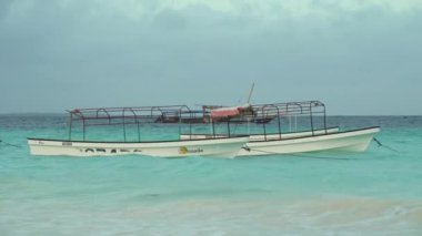 Tanzanya, Zanzibar 'daki Nungwi kıyısında okyanusta tekneler.