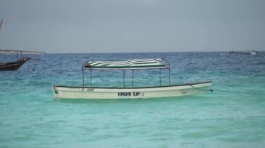 Tanzanya, Zanzibar 'daki Nungwi kıyısında okyanusta tekneler.