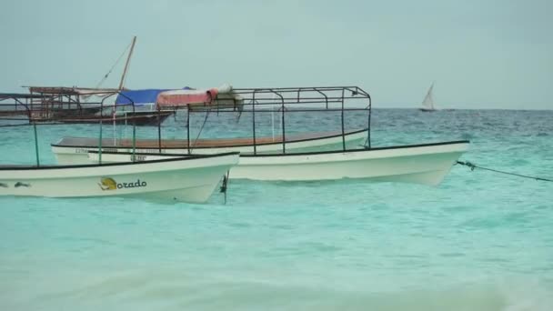 Barche nell'oceano vicino alla costa di Nungwi a Zanzibar, Tanzania — Video Stock