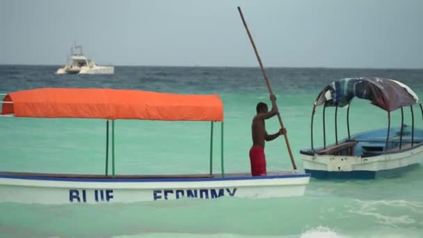 Båtar i havet nära kusten av Nungwi i Zanzibar, Tanzania — Stockvideo