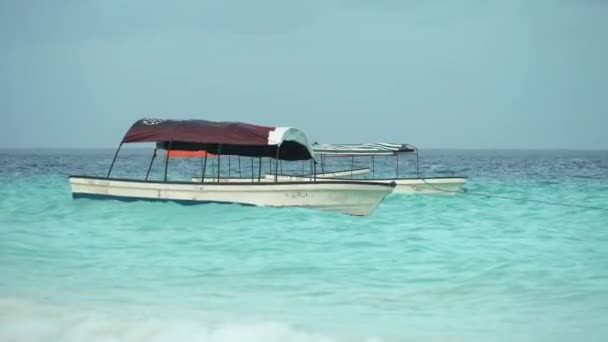 Łodzie w oceanie u wybrzeży Nungwi w Zanzibarze, Tanzania — Wideo stockowe