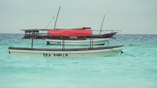 Barche nell'oceano vicino alla costa di Nungwi a Zanzibar, Tanzania — Video Stock