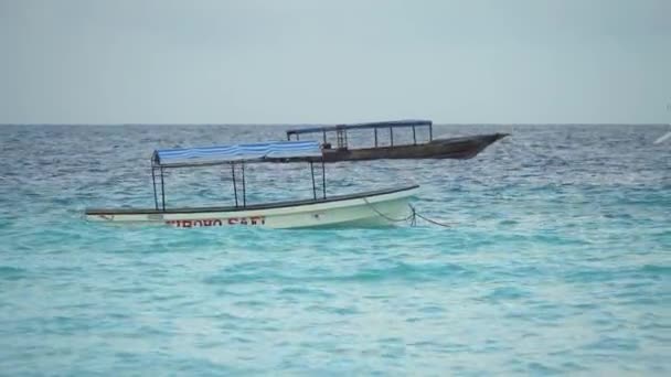 Barche nell'oceano vicino alla costa di Nungwi a Zanzibar, Tanzania — Video Stock