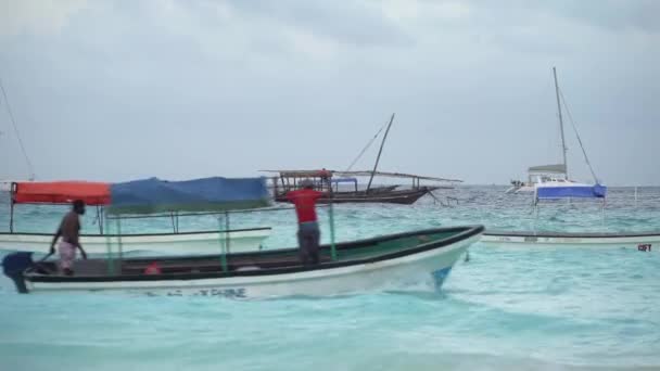 Boten in de oceaan bij de kust van Nungwi in Zanzibar, Tanzania — Stockvideo