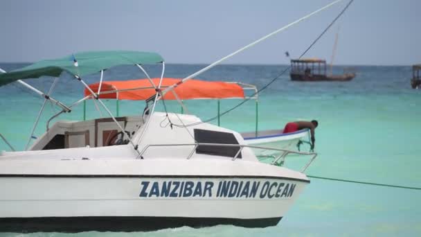 Boote im Meer vor der Küste von Nungwi in Sansibar, Tansania — Stockvideo