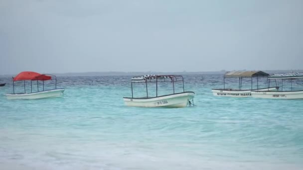 Boten in de oceaan bij de kust van Nungwi in Zanzibar, Tanzania — Stockvideo