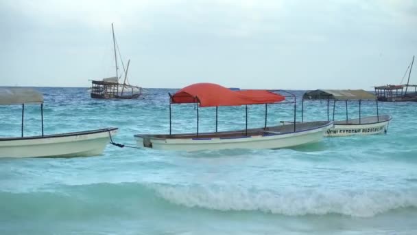 Лодки в океане возле побережья Нунгви в Занзибаре, Танзания — стоковое видео