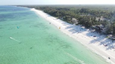 Okyanusta tekneler Tanzanya 'nın Zanzibar kıyısında.