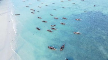 Okyanusta tekneler Tanzanya 'nın Zanzibar kıyısında.