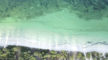 Tanzanya 'nın Zanzibar kıyısındaki bir teknenin okyanus manzarası.