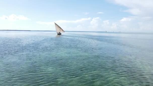 Vista aérea de um barco no oceano perto da costa de Zanzibar, na Tanzânia — Vídeo de Stock