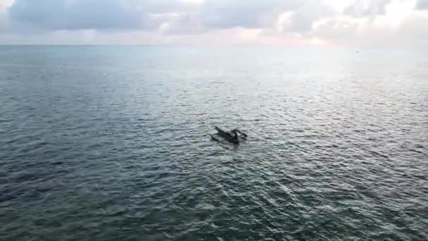 Uitzicht vanuit de lucht op een boot in de oceaan nabij de kust van Zanzibar, Tanzania — Stockvideo