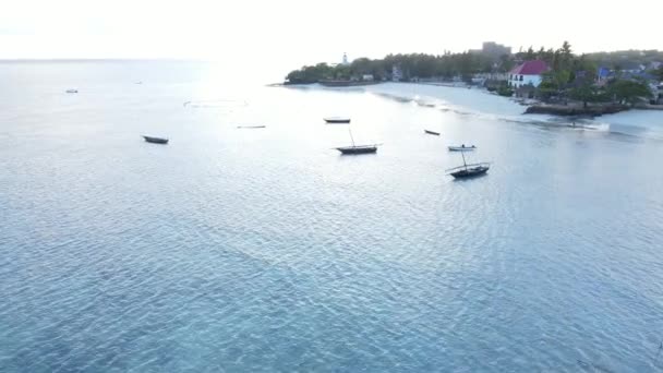 Barcos en el océano cerca de la costa de Zanzíbar, Tanzania — Vídeo de stock