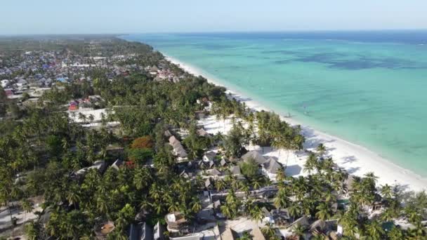 Uitzicht vanuit de lucht op de oceaan bij de kust van Zanzibar, Tanzania — Stockvideo