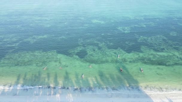 Letecký pohled na oceán u pobřeží Zanzibaru, Tanzanie — Stock video