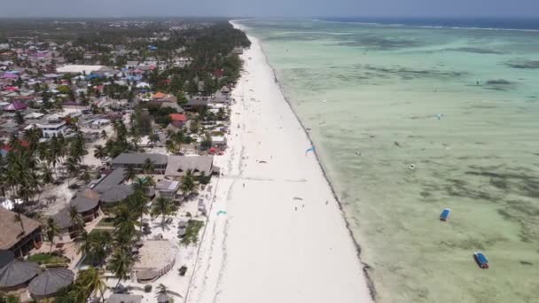Uitzicht vanuit de lucht op de oceaan bij de kust van Zanzibar, Tanzania — Stockvideo