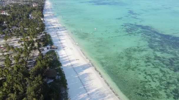Uitzicht vanuit de lucht op de oceaan bij de kust van Zanzibar, Tanzania — Stockvideo