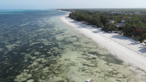 Widok z lotu ptaka na ocean w pobliżu wybrzeża Zanzibaru, Tanzania — Wideo stockowe