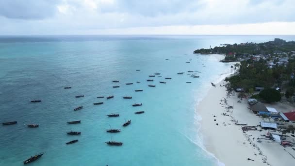 Vista aérea do oceano perto da costa de Zanzibar, Tanzânia — Vídeo de Stock