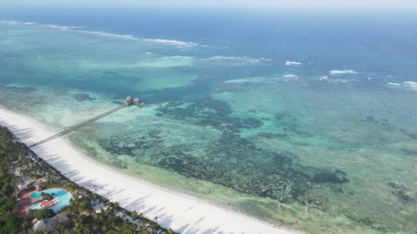 Veduta aerea dell'oceano vicino alla costa di Zanzibar, Tanzania — Video Stock