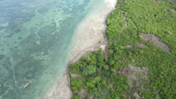 Widok z lotu ptaka na ocean w pobliżu wybrzeża Zanzibaru, Tanzania — Wideo stockowe