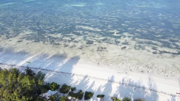 Vista aérea do oceano perto da costa de Zanzibar, Tanzânia — Vídeo de Stock