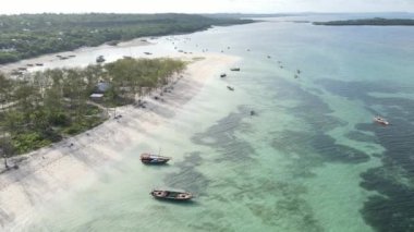 Tanzanya 'nın Zanzibar kıyısının yakınındaki Hint Okyanusu' nun yüksekliğinden görüntüyü al.