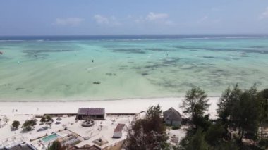 Tanzanya 'nın Zanzibar kıyısının yakınındaki Hint Okyanusu' nun yüksekliğinden görüntüyü al.