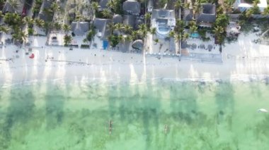 Tanzanya 'nın Zanzibar kıyısının yakınındaki Hint Okyanusu' nun yüksekliğinden görüntüyü al.