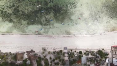 Tanzanya 'nın Zanzibar kıyısının yakınındaki Hint Okyanusu' nun yüksekliğinden görüntüyü al.