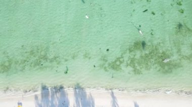 Tanzanya 'nın Zanzibar kıyısının yakınındaki Hint Okyanusu' nun yüksekliğinden görüntüyü al.