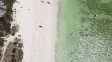 Tanzanya 'nın Zanzibar kıyısının yakınındaki Hint Okyanusu' nun yüksekliğinden görüntüyü al.