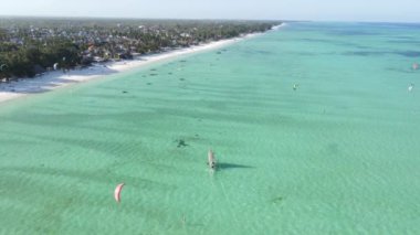 Tanzanya 'nın Zanzibar kıyısının yakınındaki Hint Okyanusu' nun yüksekliğinden görüntüyü al.