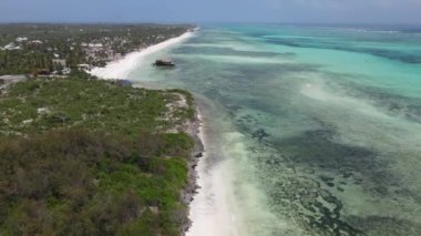 Tanzanya 'nın Zanzibar kıyısının yakınındaki Hint Okyanusu' nun yüksekliğinden görüntüyü al.