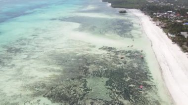 Tanzanya 'nın Zanzibar kıyısının yakınındaki Hint Okyanusu' nun yüksekliğinden görüntüyü al.