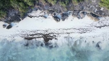 Tanzanya 'nın Zanzibar kıyısının yakınındaki Hint Okyanusu' nun yüksekliğinden görüntüyü al.