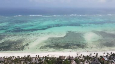 Tanzanya 'nın Zanzibar kıyısının yakınındaki Hint Okyanusu' nun yüksekliğinden görüntüyü al.