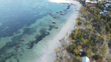 Tanzanya 'nın Zanzibar kıyısının yakınındaki Hint Okyanusu' nun yüksekliğinden görüntüyü al.