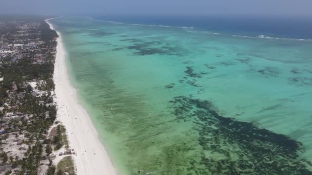 Blick aus der Höhe des Indischen Ozeans nahe der Küste von Sansibar, Tansania — Stockvideo