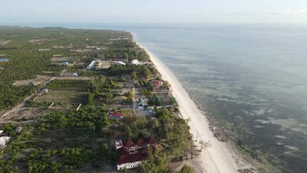 Vista desde una altura del Océano Índico cerca de la costa de Zanzíbar, Tanzania — Vídeos de Stock