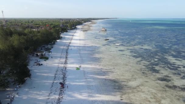 Utsikt från en höjd av Indiska oceanen nära kusten i Zanzibar, Tanzania — Stockvideo