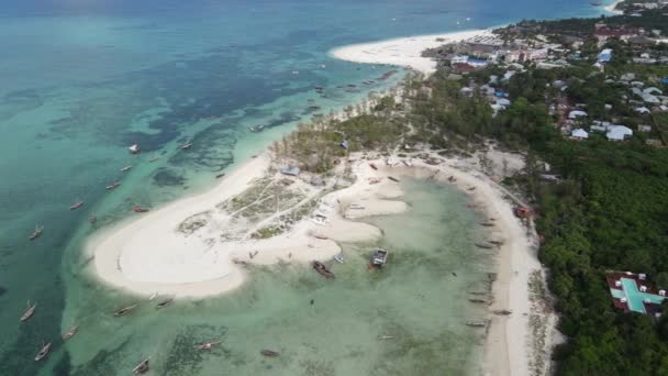 Pohled z výšky Indického oceánu u pobřeží Zanzibaru, Tanzanie — Stock video